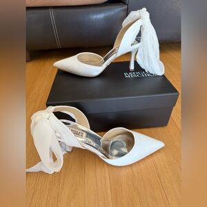 Badgley Mischka WHITE stilettos with Elegant wrap Design Sz 7.5